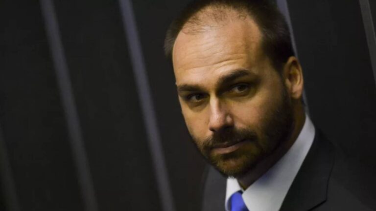 eduardo-bolsonaro-esta-no-centro-da-gestao-financeira-de-filme-sobre-o-pai-revela-the-intercept-eduardo-afirmou-que-apenas-havia-cedido-seus-direitos-de-imagem-ao-projeto-e-que-nao-exercia-qualquer-funcao-de-gestao-na-producao-do-filme-foto-agencia-brasil-tvt-news