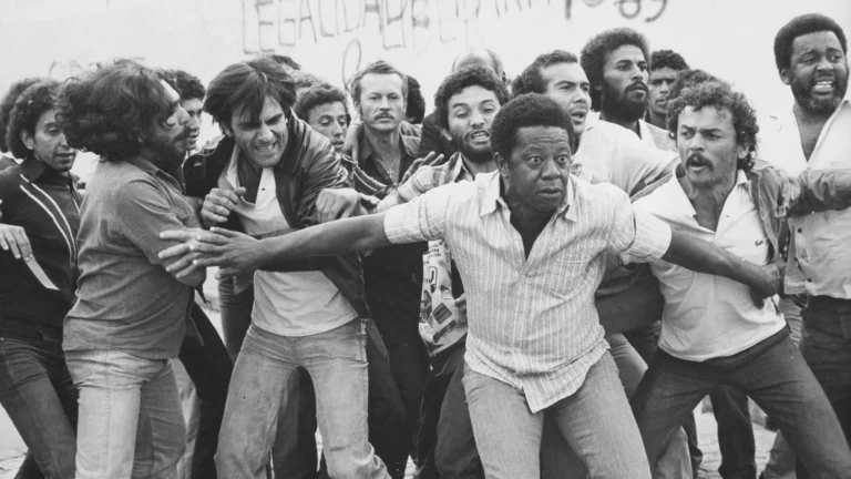 TVTNews 7 Fim-da-escala-6x1-nos-leva-de-volta-a-Eles-Nao-Usam-Black-tie-classico-sobre-a-luta-trabalhista-veja-onde-assistir-cinemateca-brasileira-tvt-news