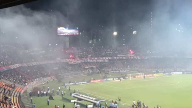 jogo-do-flamengo-na-libertadores-e-cancelado-por-atos-de-vandalismo-torcedores-tentaram-invadir-o-gramado-o-que-levou-a-policia-a-entrar-em-acao-foto-reproducao-tvt-news