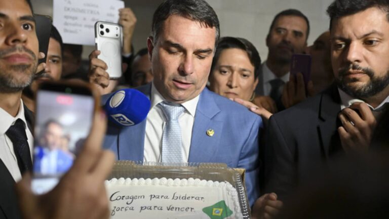 flavio-bolsonaro-pediu-dinheiro-a-vorcaro-para-financiar-filme-do-pai-revela-the-intercept-flavio-teria-recebido-pelo-menos-10-milhoes-de-dolares-do-dono-do-master-foto-ton-molina-agencia-senado-tvt-news