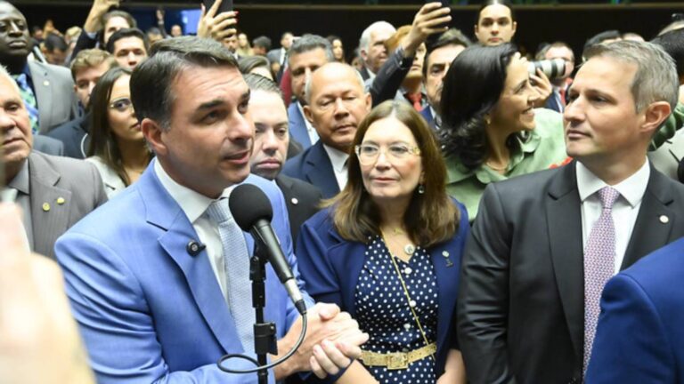 pl-ve-prazo-de-15-dias-para-decidir-futuro-de-flavio-bolsonaro-apos-escandalo-com-vorcaro-parte-da-bancada-considera-que-a-conducao-politica-da-crise-foi-desastrosa-foto-andressa-anholete-agencia-senado-tvt-news