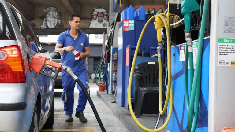 Gasolina-fica-R-044-mais-barata-com-auxilio-do-Governo-Federal-rovena-rosa-agencia-brasil-tvt-news