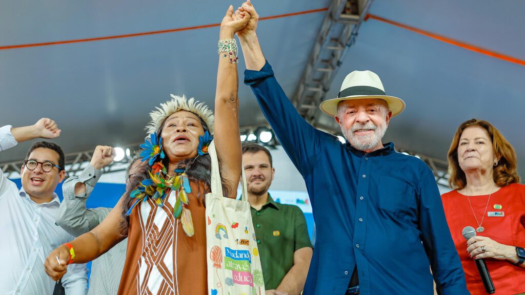 Lula entrega 576 moradias do Minha Casa, Minha Vida em Manaus 1 Lula-com-moradora-do-Residencial-Morar-Melhor-ricardo-stuckert-pr-tvt-news