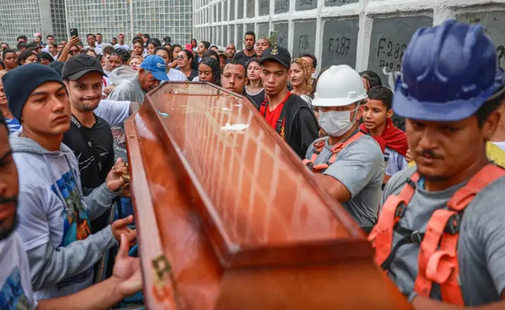 Nove em cada dez moradores de comunidade reprovam operações violentas 1 Sepultamento-de-vitima-da-Operacao-Contencao-–-a-mais-violenta-e-letal-da-capital-fluminense-que-deixou-mais-de-120-mortos-joedson-alves-agencia-brasil-tvt-news