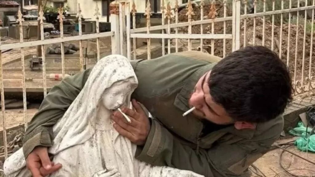 Soldado-de-Israel-coloca-cigarro-em-estatua-da-Virgem-Maria-gesto-foi-interpretado-como-escarneo-e-afronta-a-fe-crista-foto-reproducao-x-pilacalusc-tvt-news