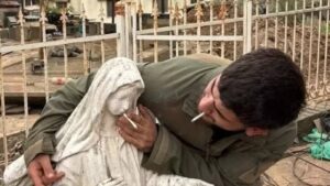 Soldado-de-Israel-coloca-cigarro-em-estatua-da-Virgem-Maria-gesto-foi-interpretado-como-escarneo-e-afronta-a-fe-crista-foto-reproducao-x-pilacalusc-tvt-news