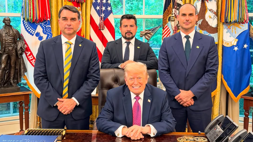 os-riscos-da-classificacao-do-pcc-e-do-cv-como-organizacoes-terroristas-pelos-eua-apos-visita-de-eduardo-e-flavio-bolsonaro-envolvidos-em-esquema-bilionario-de-desvio-de-dinheiro-do-master-trump-decide-classificar-organizacoes-criminosas-como-terroristas-veja-os-riscos-foto-instagram-bolsonarosp-tvt-news