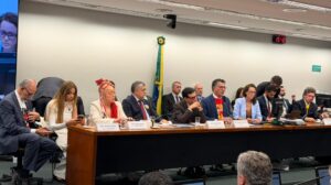 lula-e-hugo-motta-fecham-acordo-para-acelerar-fim-da-escala-6x1-fim-da-escala-6x1-jornada-de-trabalho-6-x-1-comissao-vota-parecer-sobre-pec-do-fim-da-escala-6x1-relatorio-parecer-pec-reuniao-da-comissao-especial-da-camara-sobre-o-fim-da-escala-6x1-para-discutir-e-votar-o-parecer-do-relator-deputado-leo-prates-comissao-especial-do-fim-da-escala-6x1-ouve-sindicatos-e-movimentos-sociais-reducao-da-jornada-de-trabalho-tvt-news