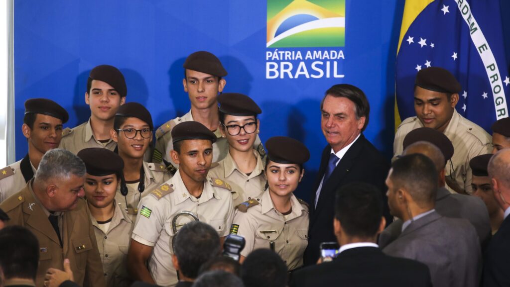 Entidades da educação lançam manifesto ao STF contra o programa de escolas cívico-militar 1 entidades-da-educacao-lancam-manifesto-ao-stf-contra-o-programa-de-escolas-civico-militar-o-ex-presidente-jair-bolsonaro-durante-o-lancamento-do-programa-nacional-das-escolas-civico-militares-pecim-foto-antonio-cruz-agencia-brasil-tvt-news