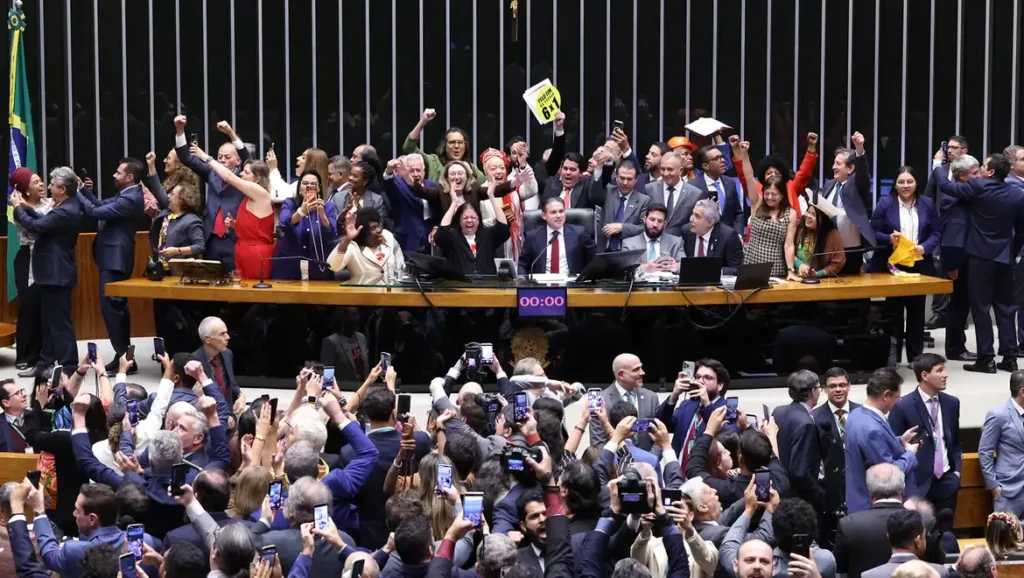 lula-e-hugo-motta-fecham-acordo-para-acelerar-fim-da-escala-6x1-fim-da-escala-6x1-jornada-de-trabalho-6-x-1-comissao-vota-parecer-sobre-pec-do-fim-da-escala-6x1-relatorio-parecer-pec-reuniao-da-comissao-especial-da-camara-sobre-o-fim-da-escala-6x1-para-discutir-e-votar-o-parecer-do-relator-deputado-leo-prates-comissao-especial-do-fim-da-escala-6x1-ouve-sindicatos-e-movimentos-sociais-reducao-da-jornada-de-trabalho-ao-vivo-votacao-do-fim-da-escala-6x1-na-camara-dos-deputados-tvt-news