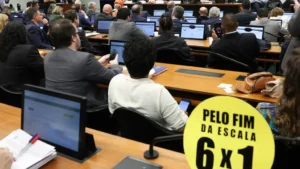 lula-e-hugo-motta-fecham-acordo-para-acelerar-fim-da-escala-6x1-fim-da-escala-6x1-jornada-de-trabalho-6-x-1-comissao-vota-parecer-sobre-pec-do-fim-da-escala-6x1-relatorio-parecer-pec-reuniao-da-comissao-especial-da-camara-sobre-o-fim-da-escala-6x1-para-discutir-e-votar-o-parecer-do-relator-deputado-leo-prates-tvt-news