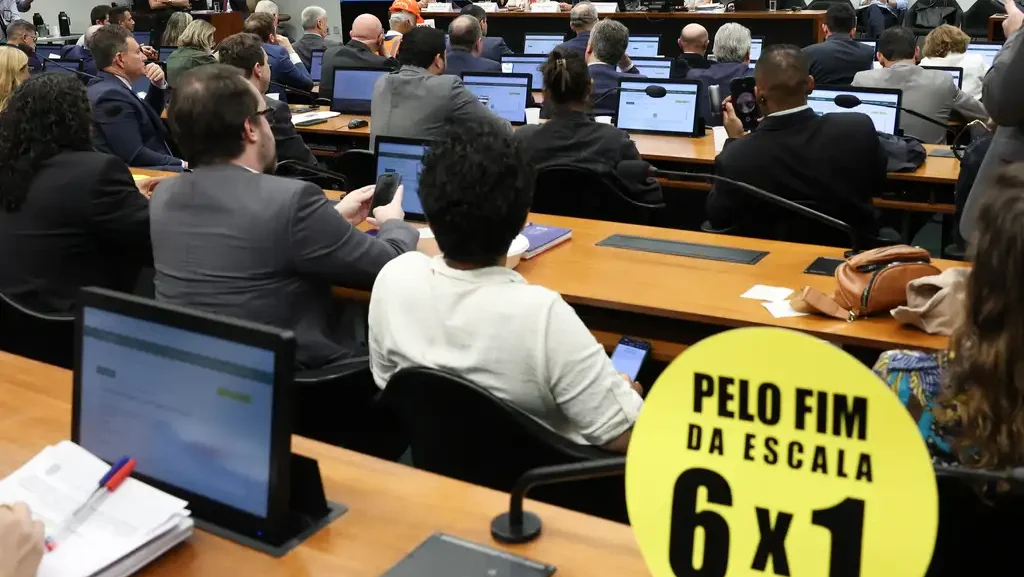 lula-e-hugo-motta-fecham-acordo-para-acelerar-fim-da-escala-6x1-fim-da-escala-6x1-jornada-de-trabalho-6-x-1-comissao-vota-parecer-sobre-pec-do-fim-da-escala-6x1-relatorio-parecer-pec-reuniao-da-comissao-especial-da-camara-sobre-o-fim-da-escala-6x1-para-discutir-e-votar-o-parecer-do-relator-deputado-leo-prates-tvt-news