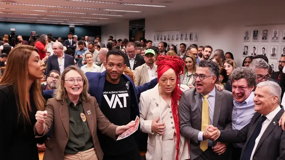 Ao vivo: votação do fim da escala 6x1 na Comissão Especial 1 lula-e-hugo-motta-fecham-acordo-para-acelerar-fim-da-escala-6x1-fim-da-escala-6x1-jornada-de-trabalho-6-x-1-comissao-vota-parecer-sobre-pec-do-fim-da-escala-6x1-relatorio-parecer-pec-reuniao-da-comissao-especial-da-camara-sobre-o-fim-da-escala-6x1-para-discutir-e-votar-o-parecer-do-relator-deputado-leo-prates-tvt-news
