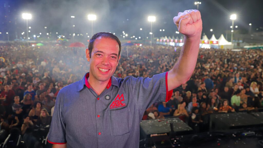 ao-vivo-e-com-imagens-shows-do-1-de-maio-no-abc-dia-dos-trabalhadores-dia-do-trabalhador-e-da-trabalhadora-dia-do-trabalho-fernando-haddad-moises-selerges-boulos-marinho-1-de-maio-tem-tarifa-zero-em-sao-bernardo-1-de-maio-no-abc-reune-mais-de-75-mil-pessoas-em-sbc-fim-da-escala-6x1-escala-6-x-1-reducao-da-jornada-de-trabalho-tvt-news