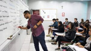 ensino-superior-privado-aprova-contraproposta-apos-meses-de-mobilizacao-proposta-aprovada-preve-reajuste-salarial-de-3-45-retroativo-a-marco-foto-jose-cruz-abr-tvt-news