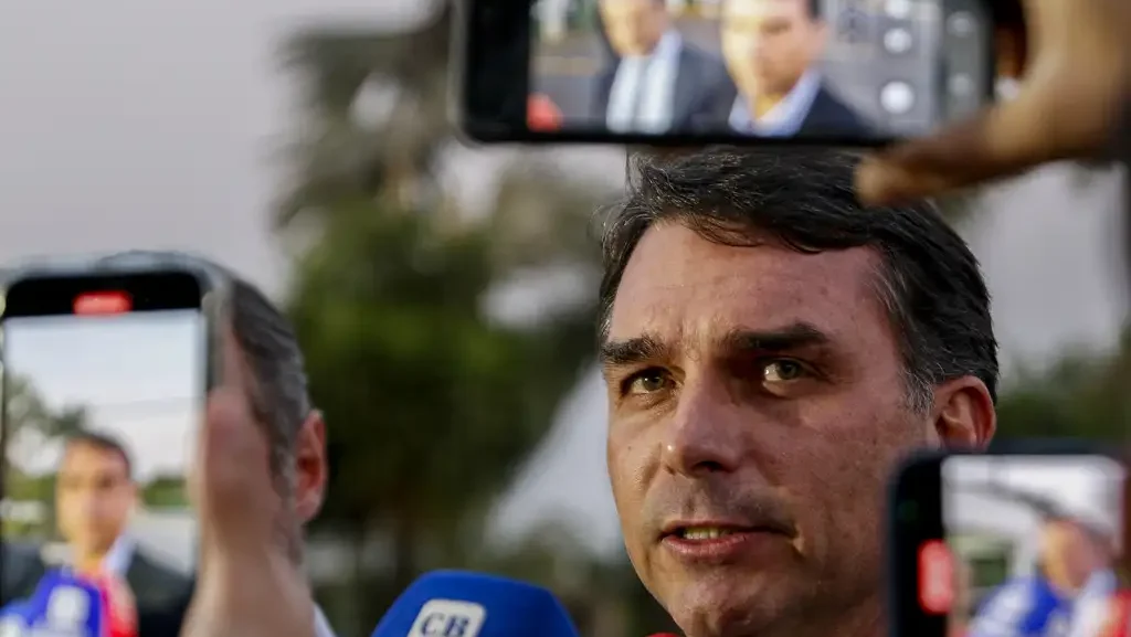 bolsomaster:-vazamento-de-audios-explode-nas-redes-e-amplia-desgaste-de-flavio-bolsonaro-tvt-news