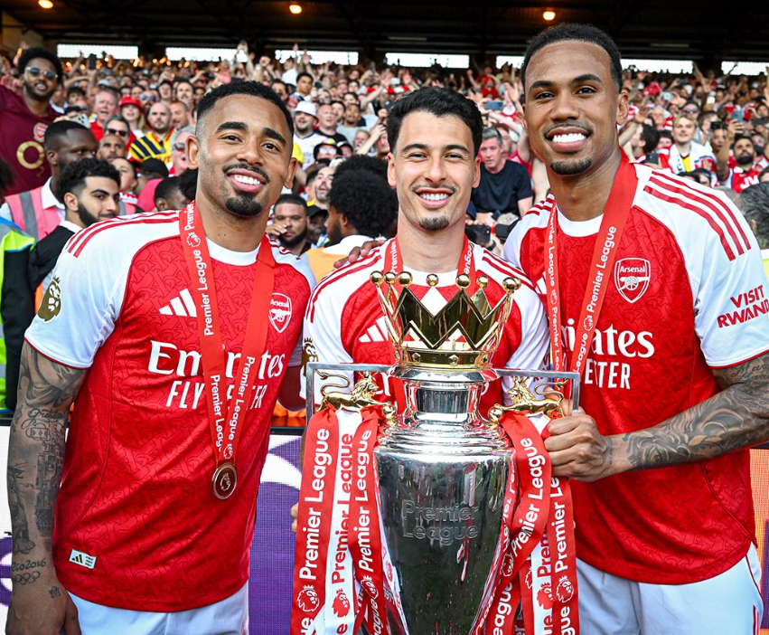 PSG x Arsenal: onde assistir a final da Champions 4 psg-x-arsenal-onde-assistir-a-final-da-champions-gabriel-jesus-gabriel-martinelli-e-gabriel-guimaraes-em-foto-com-trofeu-da-premier-league-foto-gabriel-martinelli-tvt-news