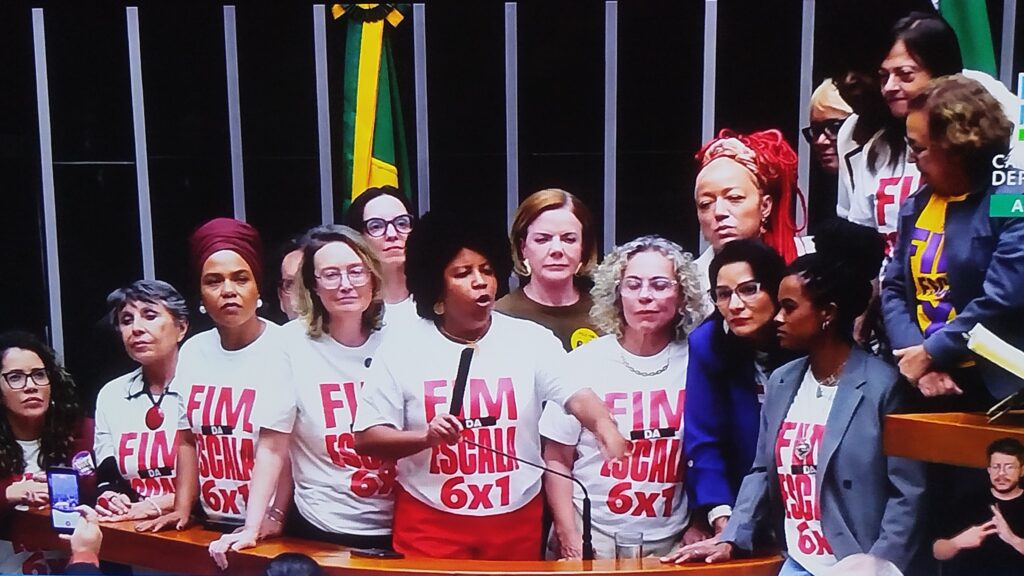 lula-e-hugo-motta-fecham-acordo-para-acelerar-fim-da-escala-6x1-fim-da-escala-6x1-jornada-de-trabalho-6-x-1-comissao-vota-parecer-sobre-pec-do-fim-da-escala-6x1-relatorio-parecer-pec-reuniao-da-comissao-especial-da-camara-sobre-o-fim-da-escala-6x1-para-discutir-e-votar-o-parecer-do-relator-deputado-leo-prates-comissao-especial-do-fim-da-escala-6x1-ouve-sindicatos-e-movimentos-sociais-reducao-da-jornada-de-trabalho-tvt-news