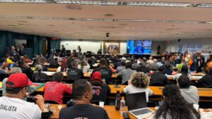 lula-e-hugo-motta-fecham-acordo-para-acelerar-fim-da-escala-6x1-fim-da-escala-6x1-jornada-de-trabalho-6-x-1-comissao-vota-parecer-sobre-pec-do-fim-da-escala-6x1-relatorio-parecer-pec-reuniao-da-comissao-especial-da-camara-sobre-o-fim-da-escala-6x1-para-discutir-e-votar-o-parecer-do-relator-deputado-leo-prates-comissao-especial-do-fim-da-escala-6x1-ouve-sindicatos-e-movimentos-sociais-tvt-news