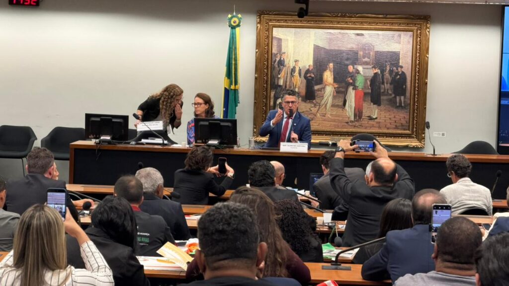 lula-e-hugo-motta-fecham-acordo-para-acelerar-fim-da-escala-6x1-fim-da-escala-6x1-jornada-de-trabalho-6-x-1-comissao-vota-parecer-sobre-pec-do-fim-da-escala-6x1-relatorio-parecer-pec-reuniao-da-comissao-especial-da-camara-sobre-o-fim-da-escala-6x1-para-discutir-e-votar-o-parecer-do-relator-deputado-leo-prates-comissao-especial-do-fim-da-escala-6x1-ouve-sindicatos-e-movimentos-sociais-tvt-news