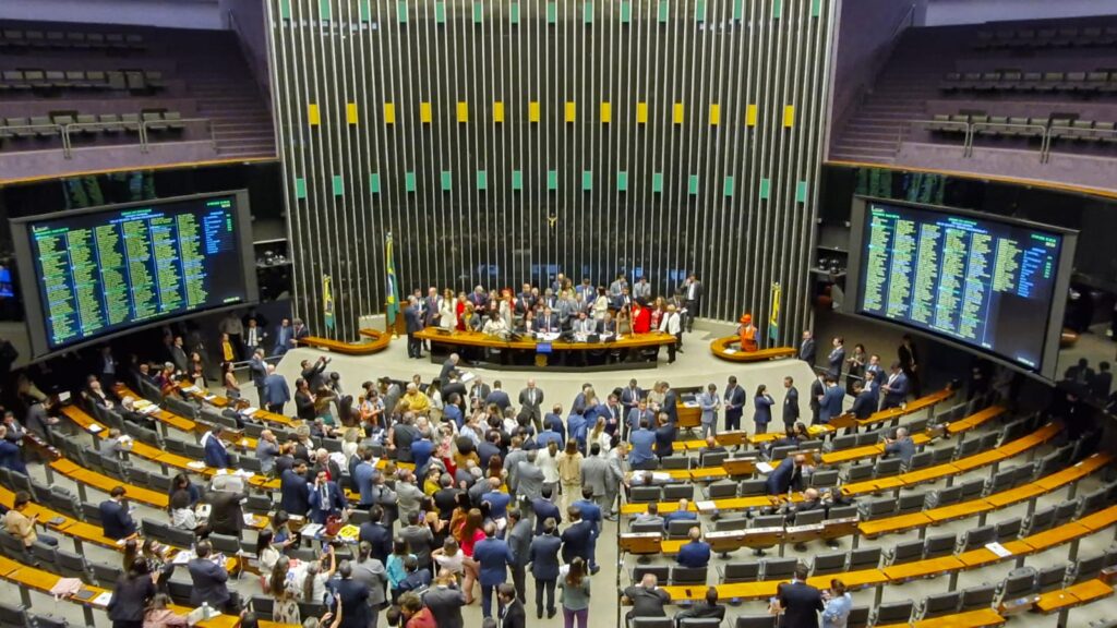 lula-e-hugo-motta-fecham-acordo-para-acelerar-fim-da-escala-6x1-fim-da-escala-6x1-jornada-de-trabalho-6-x-1-comissao-vota-parecer-sobre-pec-do-fim-da-escala-6x1-relatorio-parecer-pec-reuniao-da-comissao-especial-da-camara-sobre-o-fim-da-escala-6x1-para-discutir-e-votar-o-parecer-do-relator-deputado-leo-prates-comissao-especial-do-fim-da-escala-6x1-ouve-sindicatos-e-movimentos-sociais-reducao-da-jornada-de-trabalho-ao-vivo-votacao-do-fim-da-escala-6x1-na-camara-dos-deputados-tvt-news