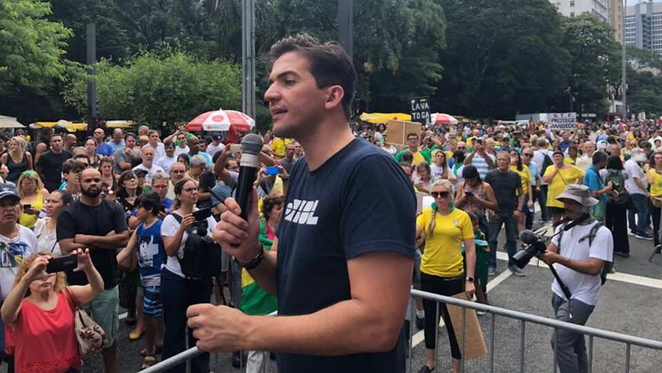 vereador-rubinho-nunes-cospe-em-homem-negro-e-gera-repudio-rubinho-em-ato-bolsonarista-reproducao-tvt-news