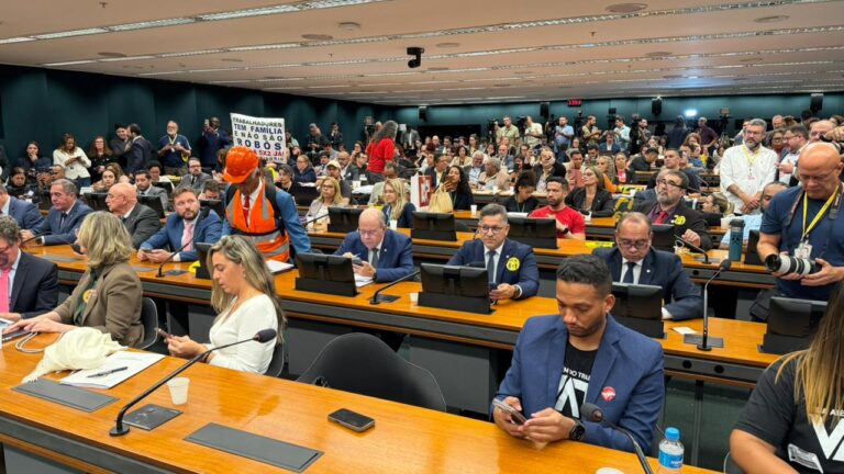 lula-e-hugo-motta-fecham-acordo-para-acelerar-fim-da-escala-6x1-fim-da-escala-6x1-jornada-de-trabalho-6-x-1-comissao-vota-parecer-sobre-pec-do-fim-da-escala-6x1-tvt-news