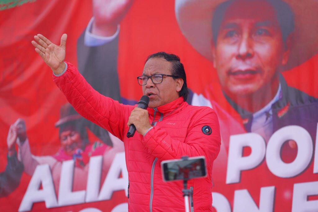 keiko-fujimori-assume-lideranca-no-peru-com-98-2-das-urnas-apuradas-disputa-segue-indefinida-roberto-sanchez-em-evento-no-fim-de-2025-reproducao-redes-sociais-tvt-news