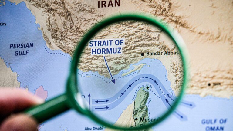 petroleo-brent-cai-para-us-90-o-barril-em-meio-a-esperancas-de-acordo-no-oriente-medio-valor-do-petroleo-guerra-no-oriente-medio-eua-ira-estreito-de-ormuz-barril-de-petroleo-brent-combustiveis-combustivel-preco-do-petroleo-sobe-tvt-news