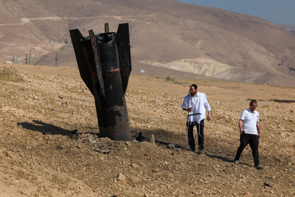 Irã suspende ataques a Israel; Trump se manifesta sobre cessar-fogo entre os países 2 ira-suspende-ataques-a-israel-trump-se-manifesta-sobre-cessar-fogo-entre-os-paises-dois-homens-examinam-um-foguete-caido-parcialmente-enterrado-no-solo-nos-arredores-de-jerico-em-8-de-junho-de-2026-apos-ataques-apoiados-por-teera-israel-e-ira-trocaram-disparos-em-8-de-junho-colocando-a-prova-uma-tregua-fragil-e-ameacando-as-esperancas-de-um-acordo-para-encerrar-a-guerra-no-oriente-medio-foto-ahmad-gharabli-afp-tvt-news