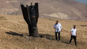 Da Redação 13 ira-suspende-ataques-a-israel-trump-se-manifesta-sobre-cessar-fogo-entre-os-paises-dois-homens-examinam-um-foguete-caido-parcialmente-enterrado-no-solo-nos-arredores-de-jerico-em-8-de-junho-de-2026-apos-ataques-apoiados-por-teera-israel-e-ira-trocaram-disparos-em-8-de-junho-colocando-a-prova-uma-tregua-fragil-e-ameacando-as-esperancas-de-um-acordo-para-encerrar-a-guerra-no-oriente-medio-foto-ahmad-gharabli-afp-tvt-news