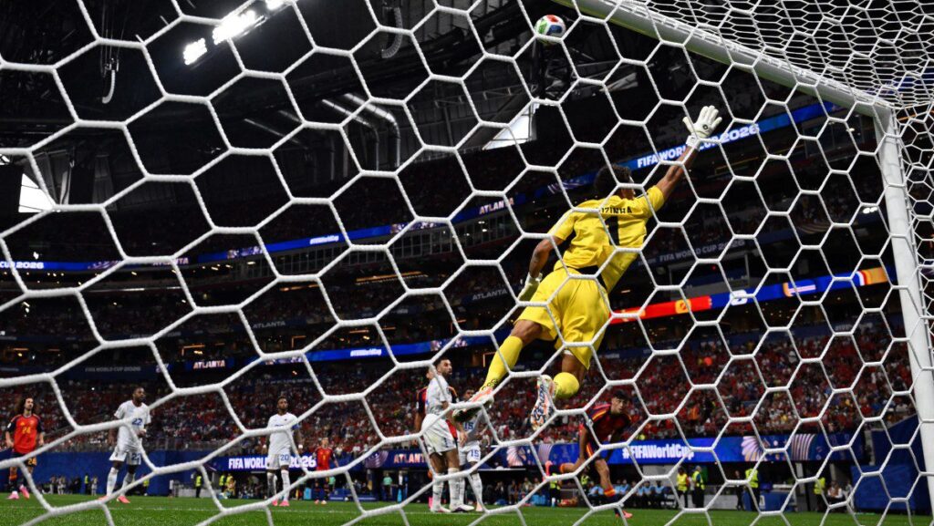 Conheça Vozinha, o goleiro de Cabo Verde que parou a Espanha na Copa do Mundo 1 cabo-verde-faz-historia-e-conquista-1-ponto-na-copa-do-mundo-tvt-news