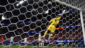 Vozinha-cabo-verde-faz-historia-e-conquista-1-ponto-na-copa-do-mundo-tvt-news