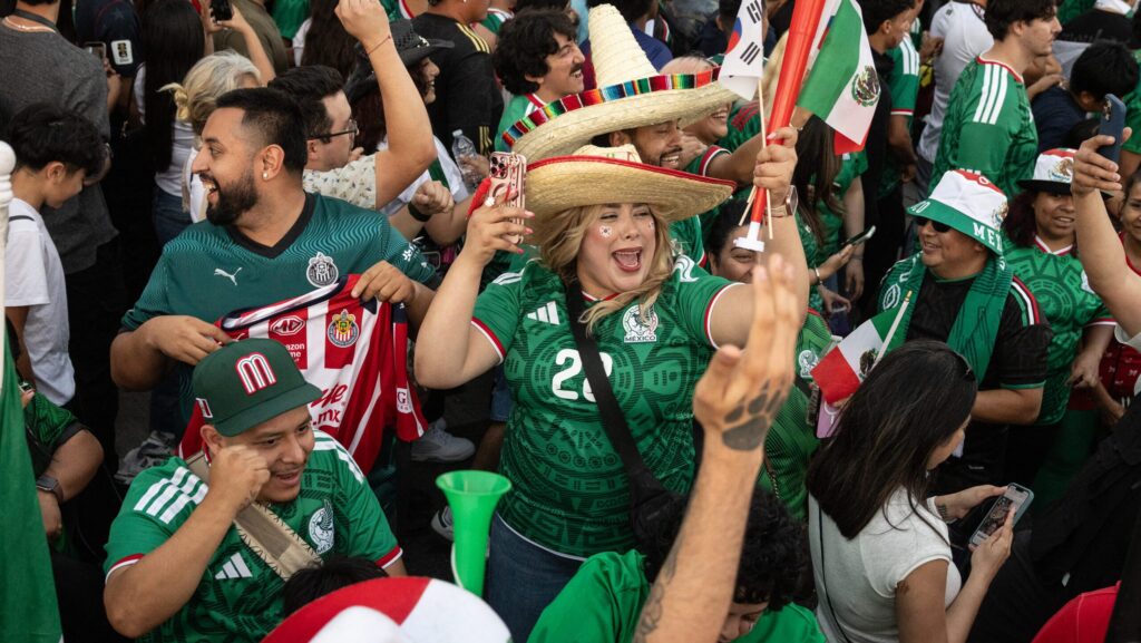 mexico-e-a-primeira-selecao-classificada-para-o-mata-mata-torcedores-do-mexico-comemoram-apos-a-vitoria-de-sua-equipe-na-partida-da-copa-do-mundo-de-2026-entre-coreia-do-sul-e-mexico-no-seoul-international-park-no-bairro-de-koreatown-em-los-angeles-em-18-de-junho-de-2026-foto-etienne-laurent-afp-tvt-news