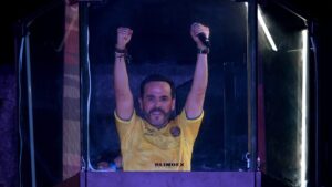 espriella-candidato-da-extrema-direita-vence-a-eleicao-presidencial-da-colombia-o-candidato-a-presidencia-da-colombia-pelo-movimento-defensores-de-la-patria-abelardo-de-la-espriella-fala-a-apoiadores-atras-de-um-vidro-blindado-apos-a-divulgacao-dos-resultados-preliminares-do-segundo-turno-da-eleicao-presidencial-no-monumento-ventana-al-mundo-em-barranquilla-colombia-em-21-de-junho-de-2026-foto-juan-barreto-afp-tvt-news