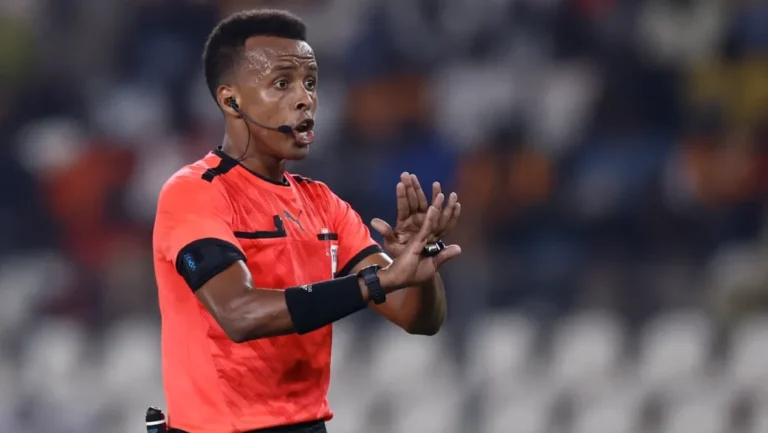 governo-trump-nega-entrada-de-arbitro-somali-escalado-para-a-copa-do-mundo-o-arbitro-da-somalia-omar-abdulkadir-artan-durante-a-copa-africana-de-nacoes-can-tvt-news