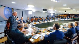 Da Redação 13 em-reuniao-ministerial-lula-defende-soberania-do-brasil-e-dialogo-com-eua-nos-temos-muita-historia-e-nos-nao-podemos-aceitar-o-tratamento-que-os-estados-unidos-deram-ao-brasil-esta-semana-ressaltou-foto-ricardo-stuckert-pr-tvt-news