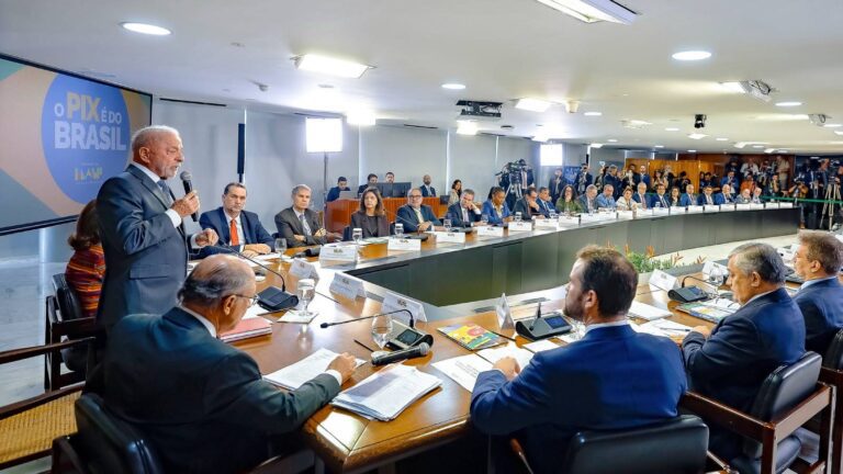 em-reuniao-ministerial-lula-defende-soberania-do-brasil-e-dialogo-com-eua-nos-temos-muita-historia-e-nos-nao-podemos-aceitar-o-tratamento-que-os-estados-unidos-deram-ao-brasil-esta-semana-ressaltou-foto-ricardo-stuckert-pr-tvt-news