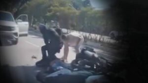 TVTNews 25 Motoboy-e-morto-a-tiros-e-imagem-mostra-GCM-colocando-arma-ao-lado-da-vitima-reproducao-tv-globo-tvt-news