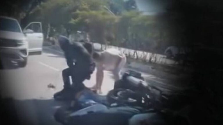 TVTNews 13 Motoboy-e-morto-a-tiros-e-imagem-mostra-GCM-colocando-arma-ao-lado-da-vitima-reproducao-tv-globo-tvt-news
