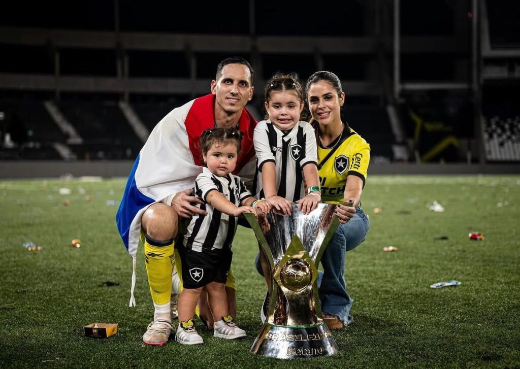 copa-do-mundo-estados-unidos-x-paraguai-nesta-sexta-12-o-goleiro-gatito-fernandez-e-sua-familia-reproducao-redes-sociais-tvt-news