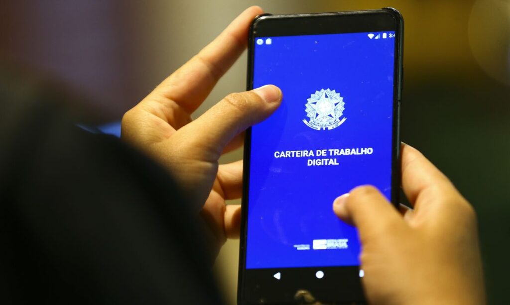 Mercado de trabalho formal cresce 3,6%; serviço público puxa alta 3 mercado-de-trabalho-formal-cresce-3-6-servico-publico-puxa-alta-carteira-de-trabalho-digital-foto-marcelo-camargo-agencia-brasil-tvt