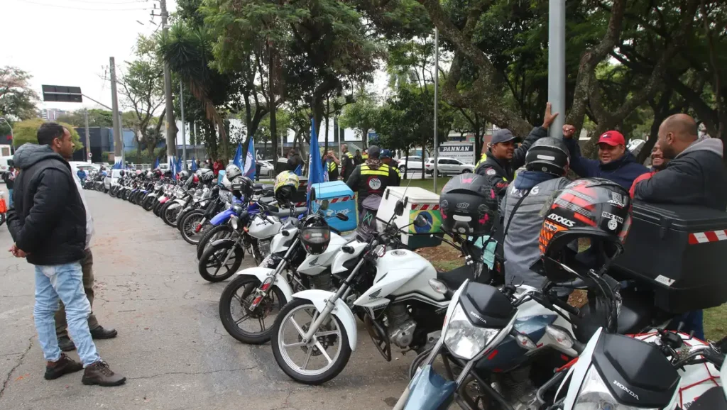 entregadores-de-app-podem-financiar-novas-motos-eletricas-move-brasil-entregadores-e-motoapp-programa-de-financiamento-especial-voltado-a-profissionais-que-trabalham-com-entregas-de-mercadorias-transporte-de-passageiros-ou-transporte-de-cargas-por-meio-de-aplicativos-ou-com-vinculo-celetista-tvt-news