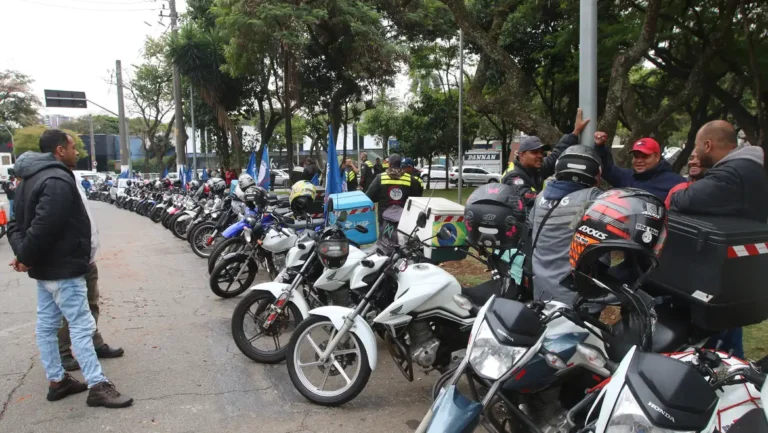 entregadores-de-app-podem-financiar-novas-motos-eletricas-move-brasil-entregadores-e-motoapp-programa-de-financiamento-especial-voltado-a-profissionais-que-trabalham-com-entregas-de-mercadorias-transporte-de-passageiros-ou-transporte-de-cargas-por-meio-de-aplicativos-ou-com-vinculo-celetista-tvt-news
