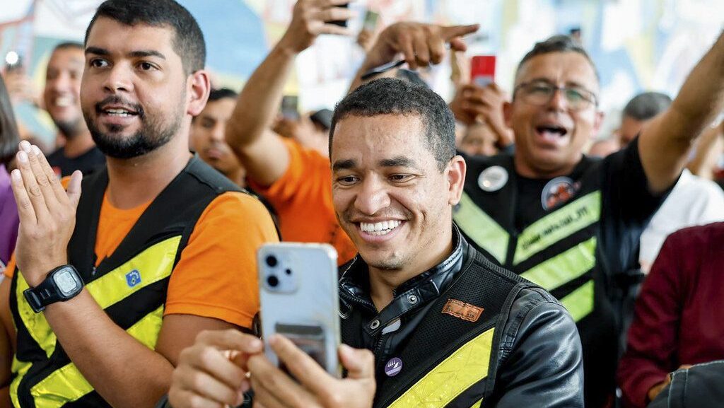 entregadores-de-app-podem-financiar-novas-motos-eletricas-move-brasil-entregadores-e-motoapp-programa-de-financiamento-especial-voltado-a-profissionais-que-trabalham-com-entregas-de-mercadorias-transporte-de-passageiros-ou-transporte-de-cargas-por-meio-de-aplicativos-ou-com-vinculo-celetista-tvt-news
