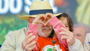 a-reinvencao-da-esperanca-democratica-passa-pela-juventude-lula-presidente-lula-crianca-coracao-jovens-criancas-esperanca-amor-tvt-news