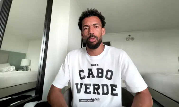 vozinha-agredece-todos-os-brasileiros-e-espera-conseguir-fechar-contrato-apos-sucesso-entrevista-do-jogador-de-futebol-e-goleiro-de-cabo-verde-vozinha-a-telesur-e-a-tv-brasil-telesur-tv-brasil-reproducao-tvt-news