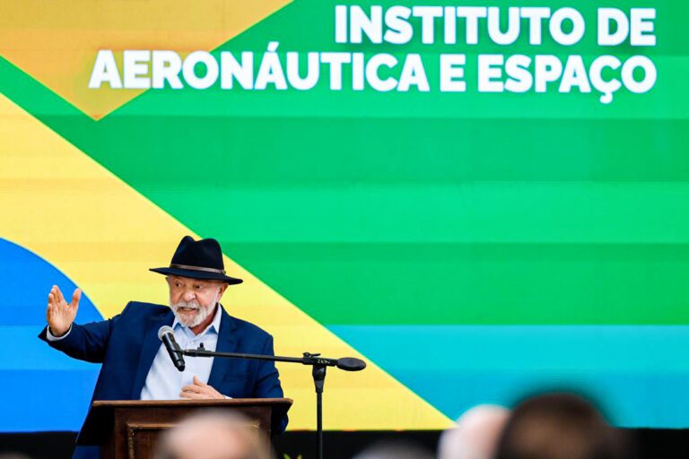 Lula em Visita ao projeto da primeira turbina movida a etanol desenvolvida pelo Instituto de Aeronáutica e Espaço (IAE), no Campus do CTA, em São José dos Campos - SP. Foto: Ricardo Stuckert/PR