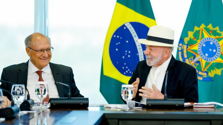presidente-lula-ao-lado-do-vice-presidente-geraldo-alckmin-em-reuniao-com-presidente-da-associacao-nacional-dos-fabricantes-de-veiculos-automotores-anfavea-igor-calvet-no-palacio-do-planalto-em-brasilia-df-foto-ricardo-stuckert-pr