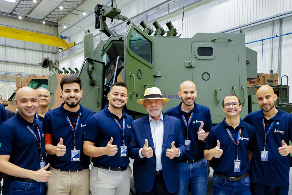 Lula visita Avibras em Jacareí após retomada da produção e destaca indústria de defesa nacional 2 lula-visita-avibras-em-jacarei-apos-retomada-da-producao-e-destaca-industria-de-defesa-nacional-24-07-2026-presidente-da-republica-luiz-inacio-lula-da-silva-durante-visita-a-unidades-industriais-da-empresa-avibras-aeroco-na-rodovia-dos-tamoios-km-14-jacarei-sp-foto-ricardo-stuckert-tvt-news